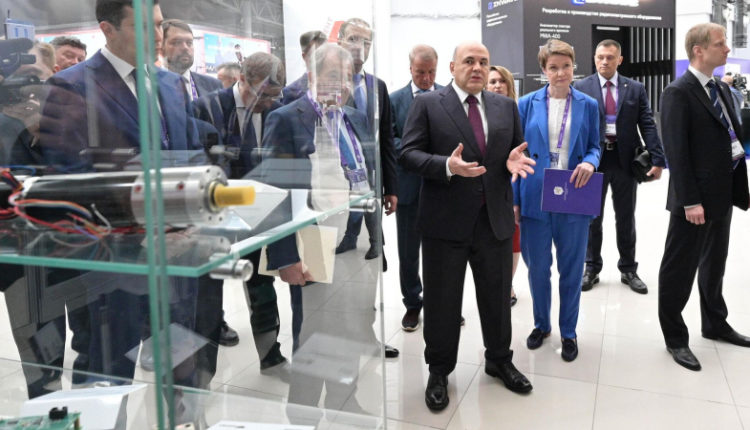 mishustin-oznakomilsja-s-rossijskimi-razrabotkami-v-oblasti-elektroniki-a00eb9c