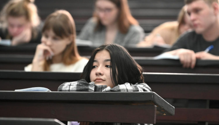 okolo-2-tysjach-kazahstanskih-studentov-otkazalis-ot-granta-ministr-objasnil-prichinu-f614c1b