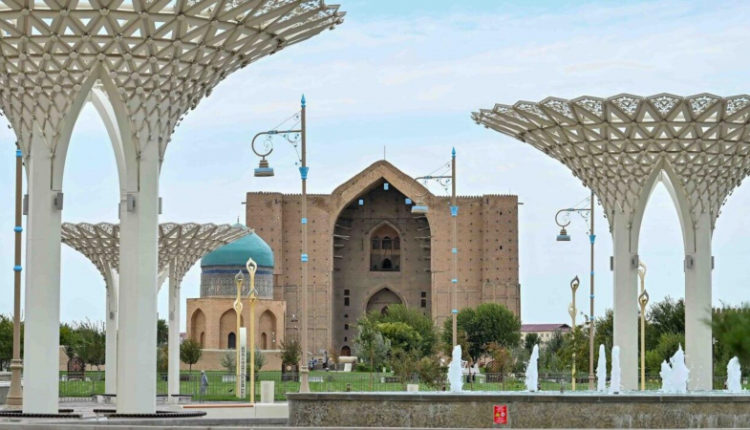 tokaev-pochtil-pamjat-hodzhi-ahmeta-jassaui-8684077