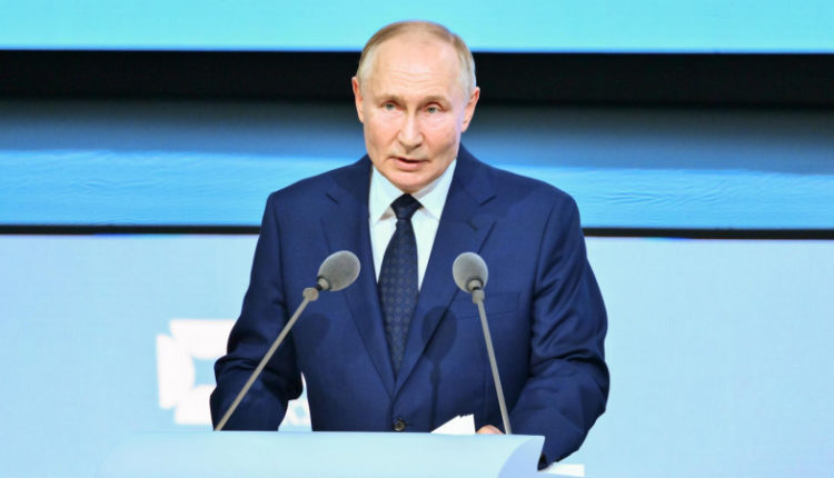 ukraina-ne-mozhet-nanosit-udary-vglub-rossii-bez-podderzhki-zajavil-putin-16c9432