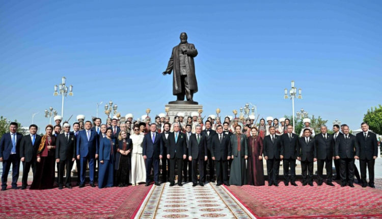 kasym-zhomart-tokaev-i-gurbanguly-berdymuhamedov-otkryli-pamjatnik-abaju-v-ashhabade-127c7eb