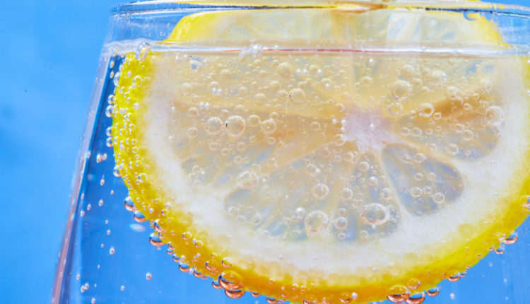 pochemu-vse-pjut-vodu-s-limonom-utrom-prichiny-o-kotoryh-vy-ne-znali-9824025