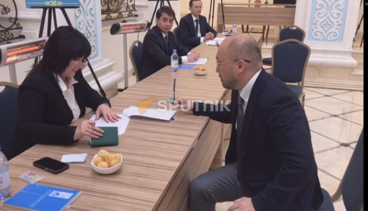 poslu-kazahstana-v-rossii-prishlos-zhdat-ocheredi-chtoby-progolosovat-na-referendume-9be2899