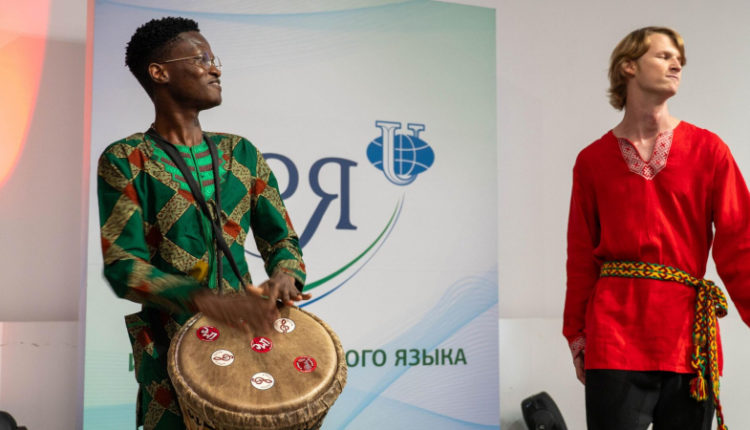 shest-svadeb-i-esse-festival-russkij-jazyk-i-semja-proshel-v-rudn-17500f8