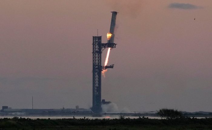 spacex-vpervye-smogla-posadit-nositel-super-heavy-na-startovuju-ploshhadku-752809b