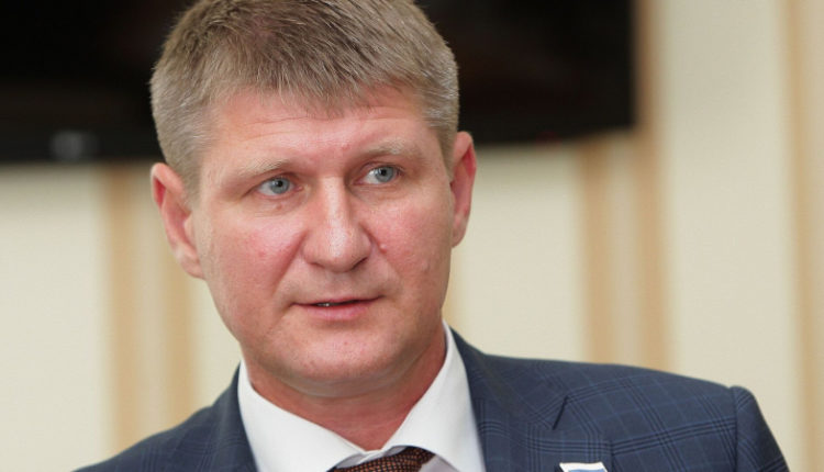 deputat-sheremet-raskritikoval-reshenie-bajdena-nakachat-ukrainu-oruzhiem-a714d0c