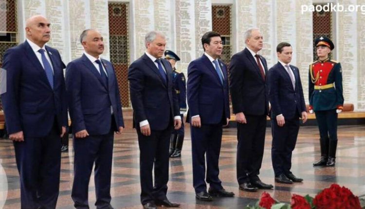 glavy-parlamentov-stran-odkb-vozlozhili-cvety-k-monumentu-soldatu-pobeditelju-v-muzee-pobedy-26c3bd8
