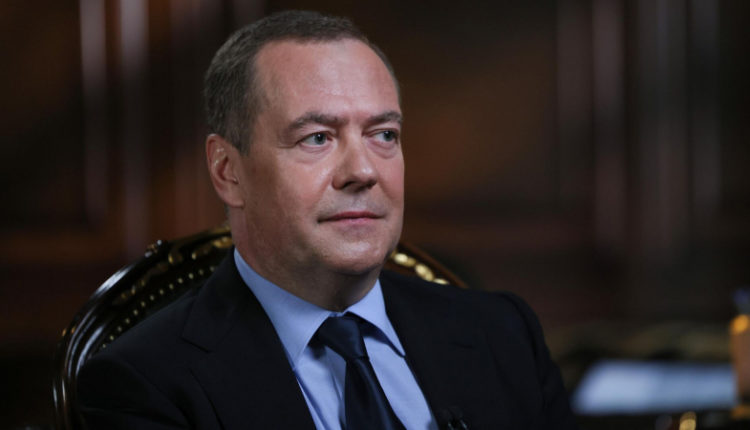 medvedev-pribyl-v-kitaj-b58fe8a