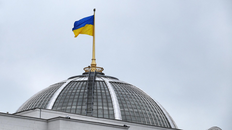 На Украине чиновники получили рекордные прибавки к зарплатам, сообщили СМИ