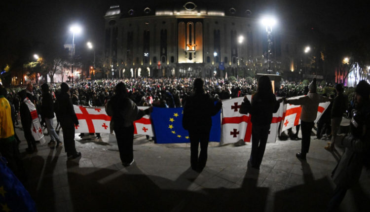 oppozicija-v-tbilisi-devjatyj-vecher-podrjad-perekryla-prospekt-u-parlamenta-f615a62