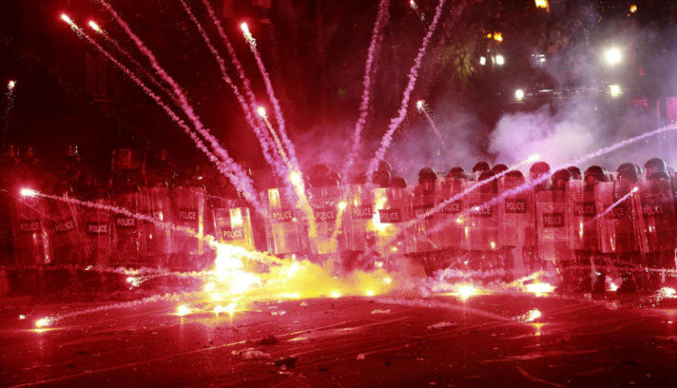 protestujushhie-v-tbilisi-obstrelivajut-parlament-s-pomoshhju-pirotehniki-d933760