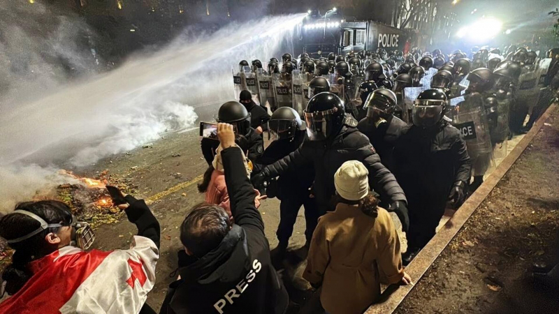 Протестующие вновь перекрыли проспект в центре Тбилиси