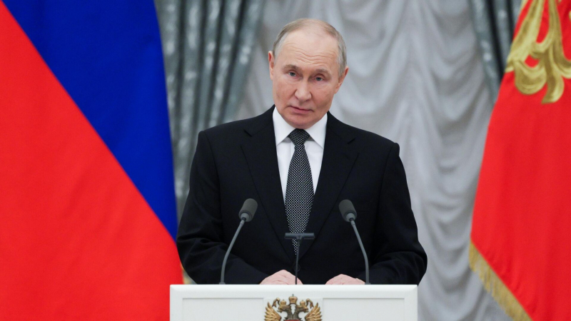 Путин поблагодарил всех работников российской промышленности и АПК