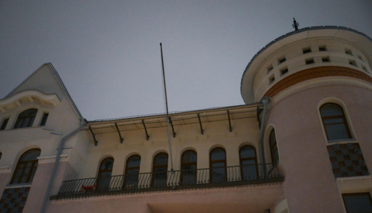 s-posolstva-sirii-v-moskve-snjali-flag-4a56af9