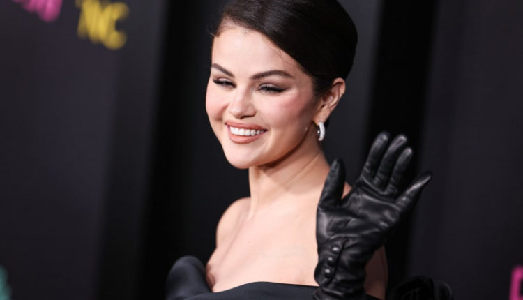 selena-gomes-objavila-o-pomolvke-s-prodjuserom-benni-blanko-33cceae
