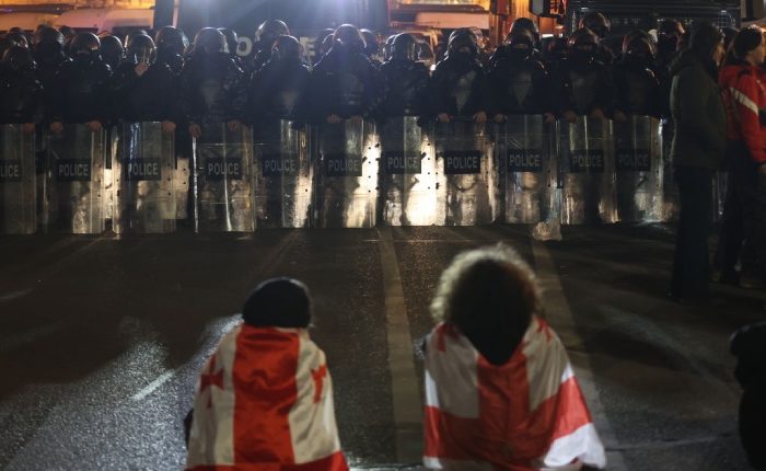 specnaz-dvinulsja-v-storonu-protestujushhih-na-prospekte-rustaveli-v-tbilisi-d645fd2