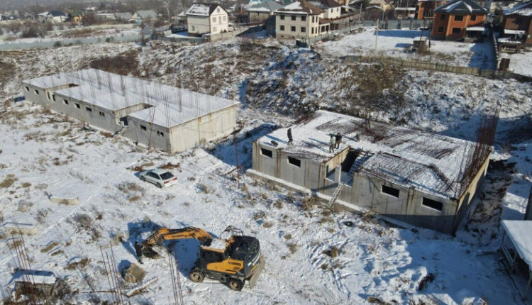 v-almaty-demontirujut-eshhe-odin-nezakonnyj-zhk-1b6b25f