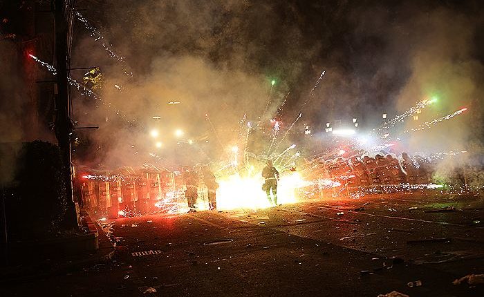 v-tbilisi-protestujushhie-zapuskajut-v-zdanie-parlamenta-pirotehniku-i-kidajut-kamni-0e5ab21